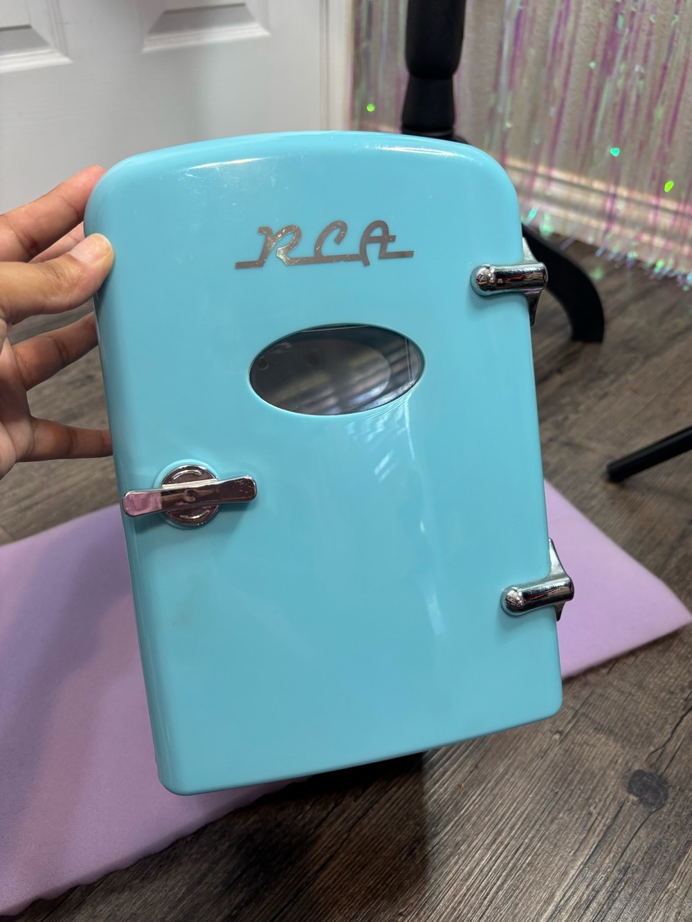 RCA Mini Retro Skincare/6 Can Beverage Fridge Latch Handle- Light Blue RMIS129